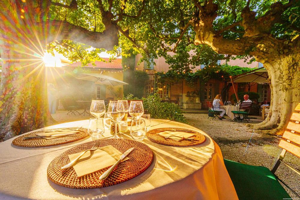 Hotel Le Mas Des Gres & Restaurant Sous Les Platanes Lagnes Zewnętrze zdjęcie